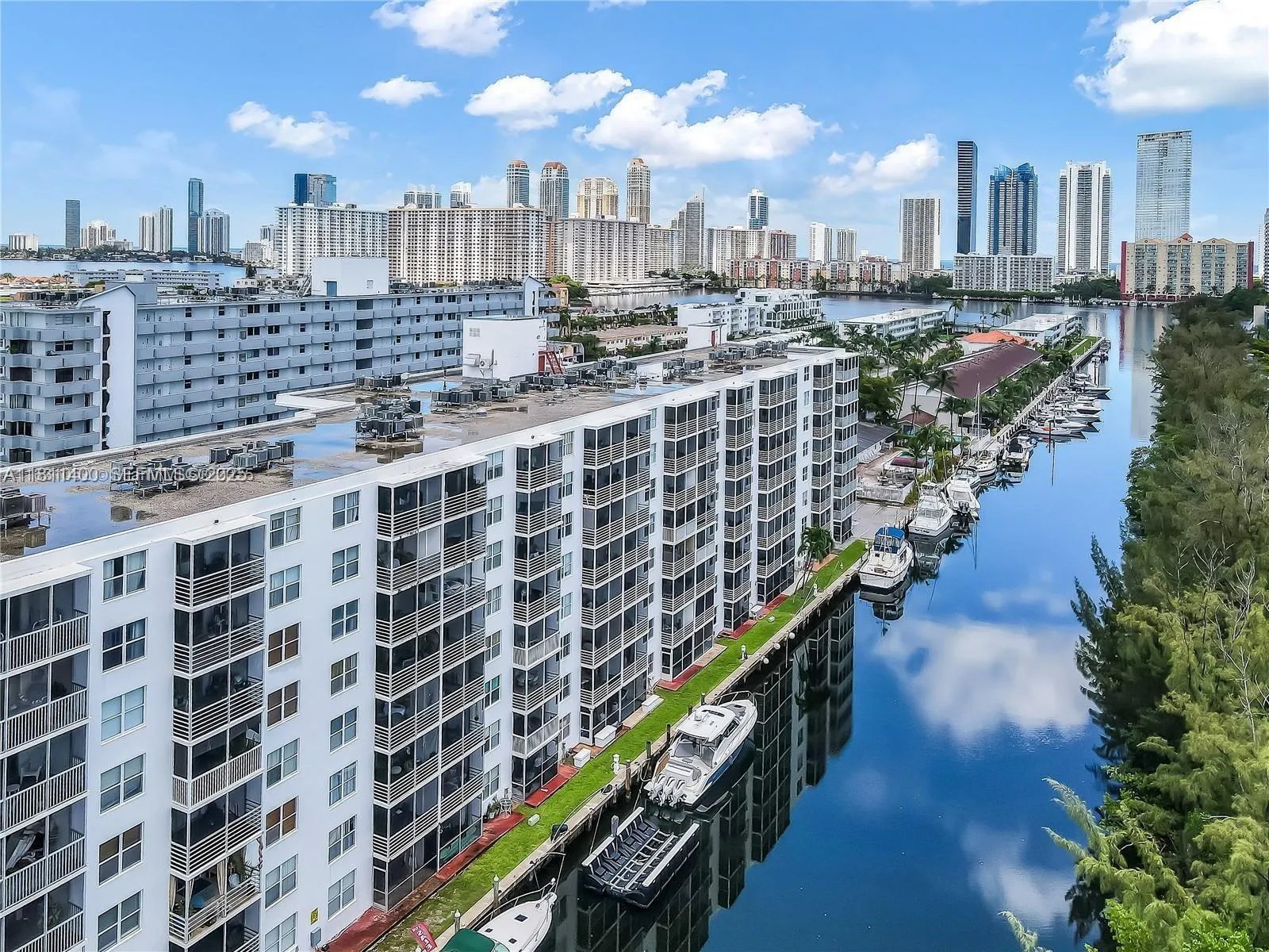 Foto de propiedad en 3660 NE 166th Street 603, North Miami Beach, FL 33160 North Miami Beach con MLS# 