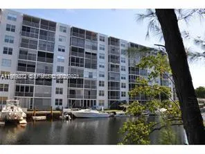 Foto de propiedad en 3660 NE 166th Street 611, North Miami Beach, FL 33160 North Miami Beach con MLS# 