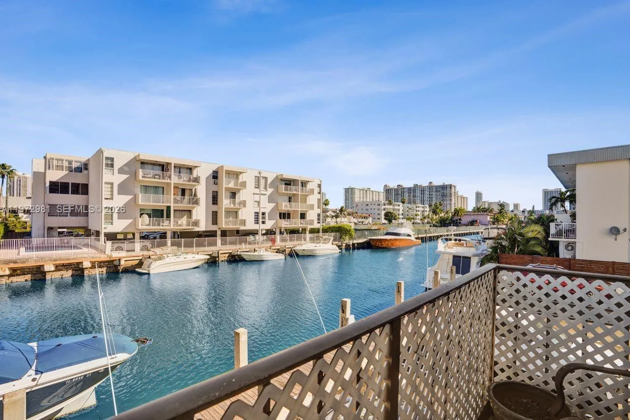 Foto de propiedad en 3665 NE 167th Street 208, North Miami Beach, FL 33160 North Miami Beach con MLS# 