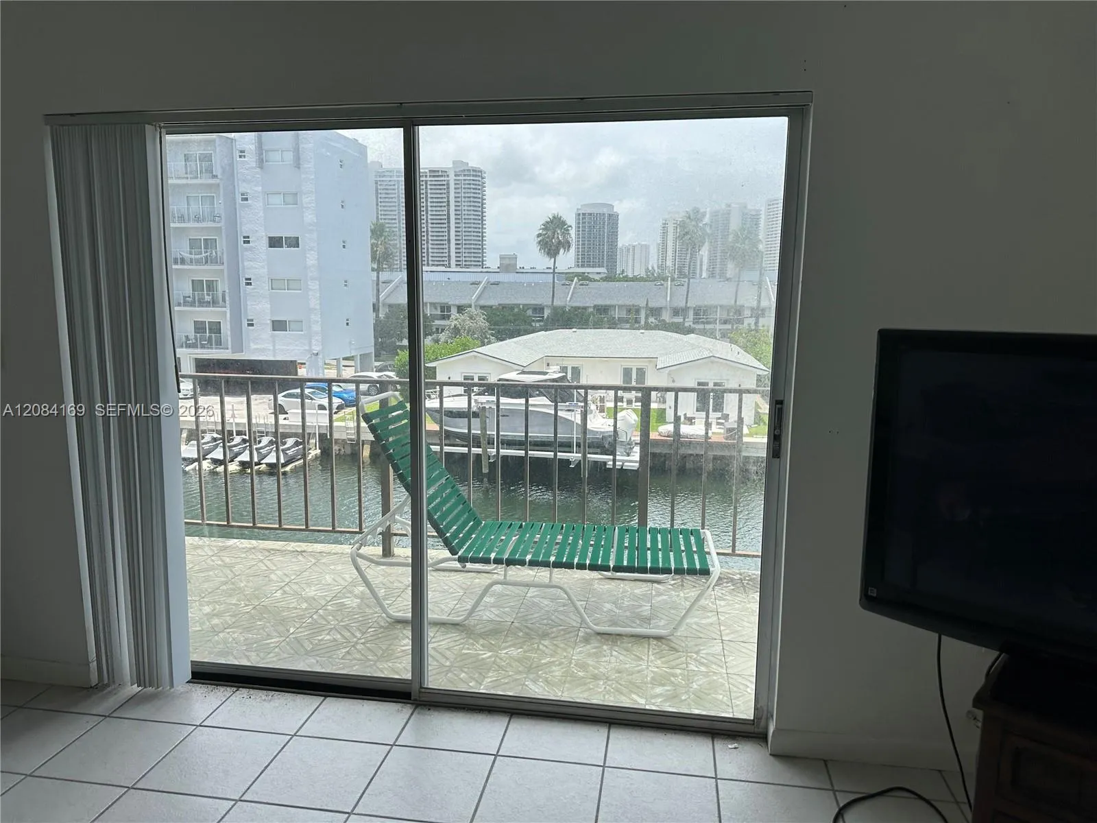 Foto de propiedad en 3665 NE 167th Street 307, North Miami Beach, FL 33160 North Miami Beach con MLS# 