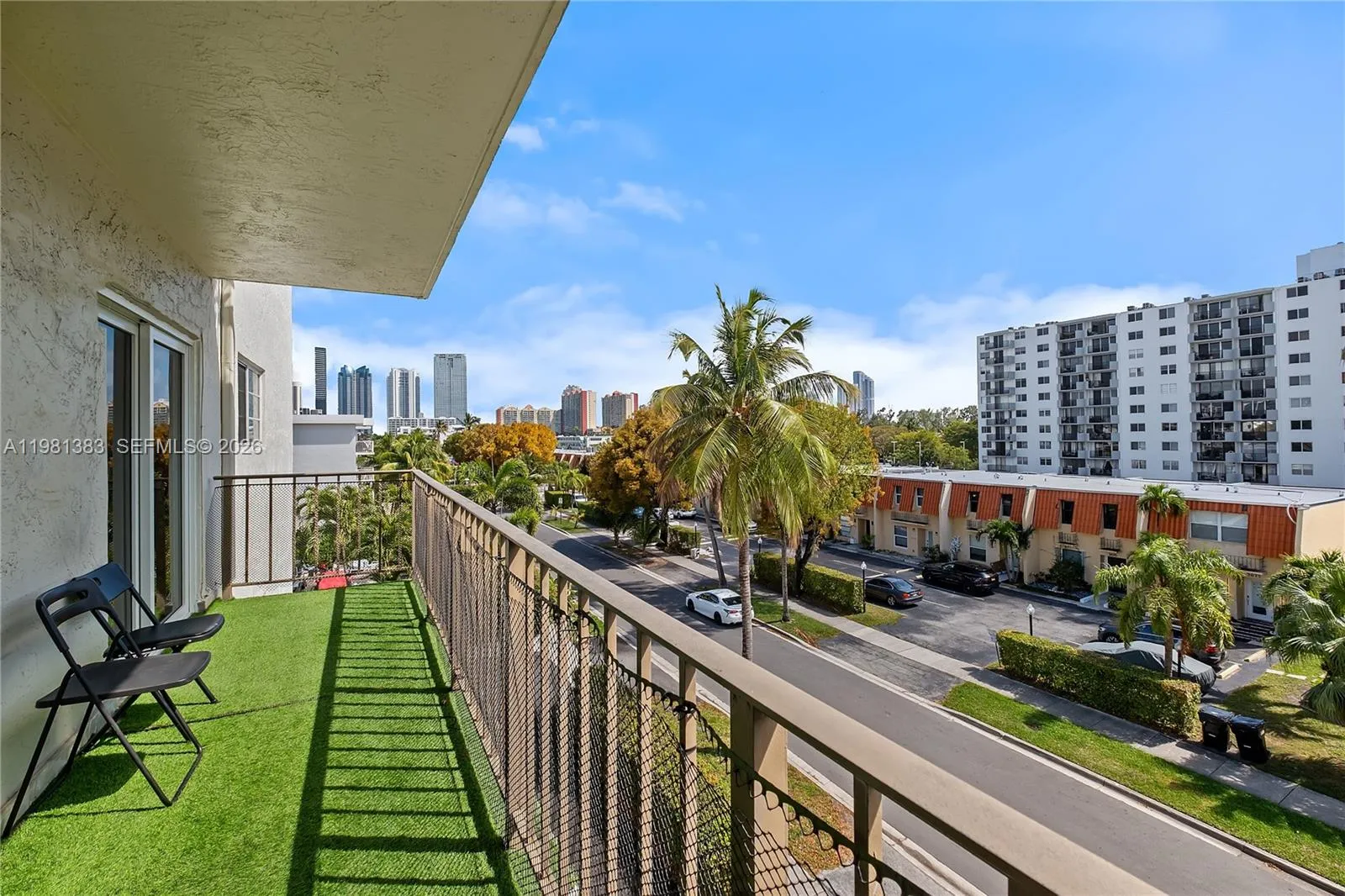Foto de propiedad en 3665 NE 167th Street 409, North Miami Beach, FL 33160 North Miami Beach con MLS# 