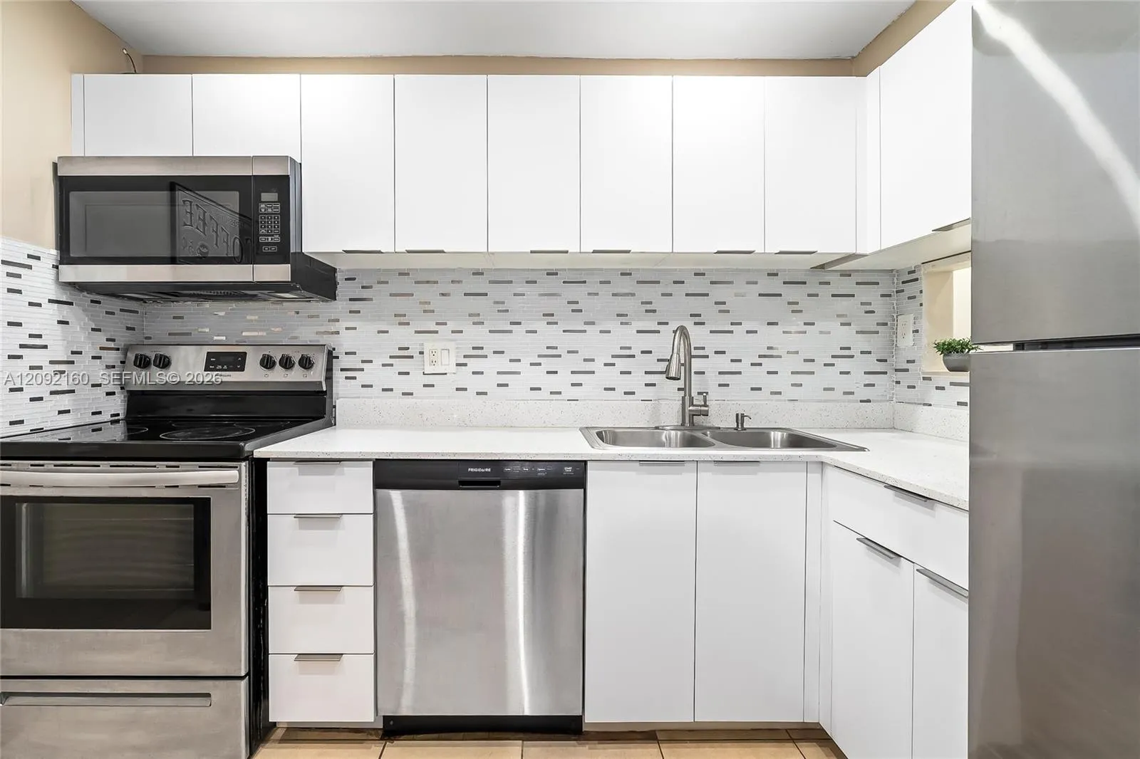 Foto de propiedad en 3670 Inverrary Drive 1OB, Lauderhill, FL 33319 Lauderhill con MLS# 