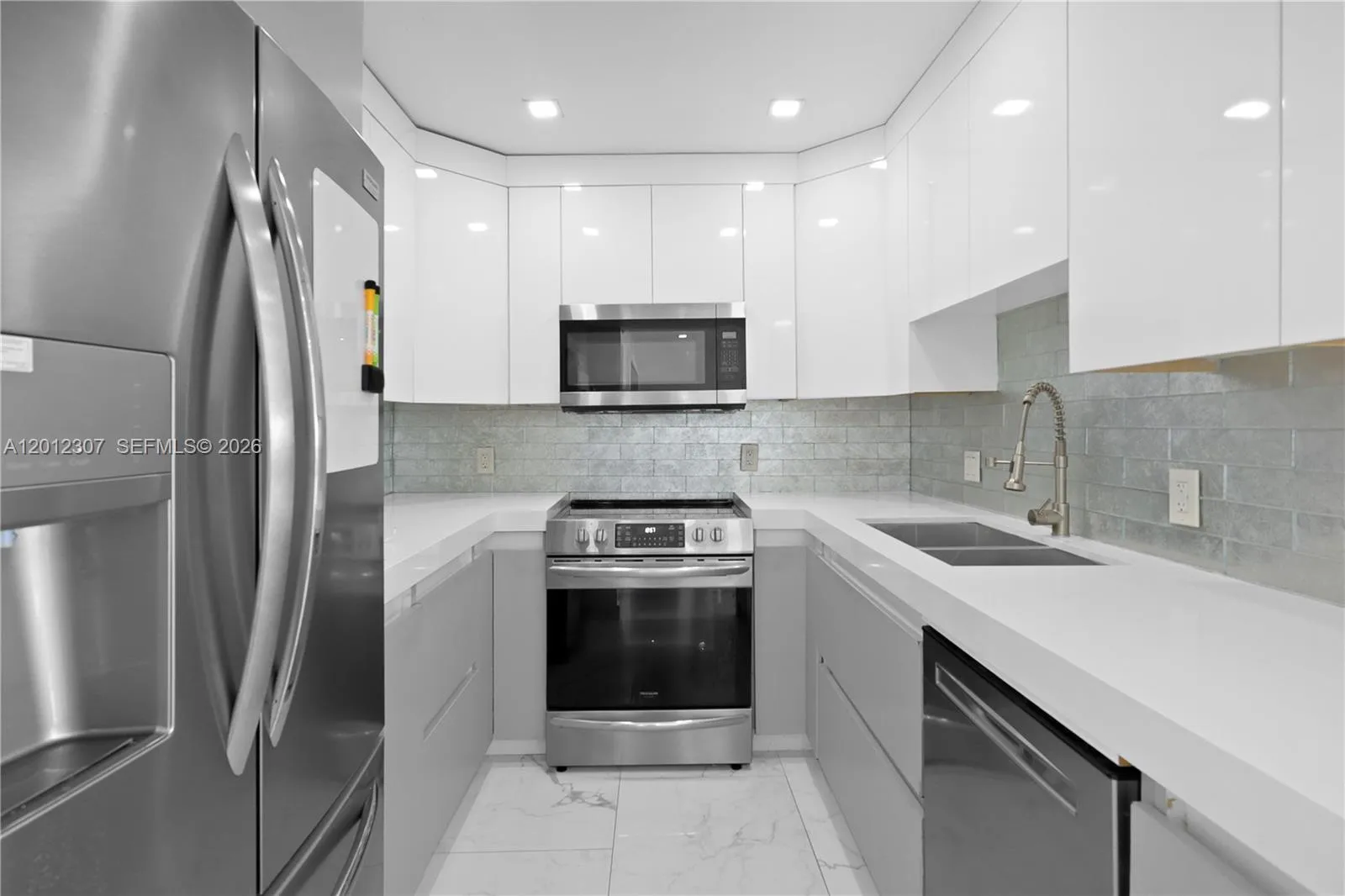 Foto de propiedad en 3675 N Country Club Drive 2008, Aventura, FL 33180 Aventura con MLS# 