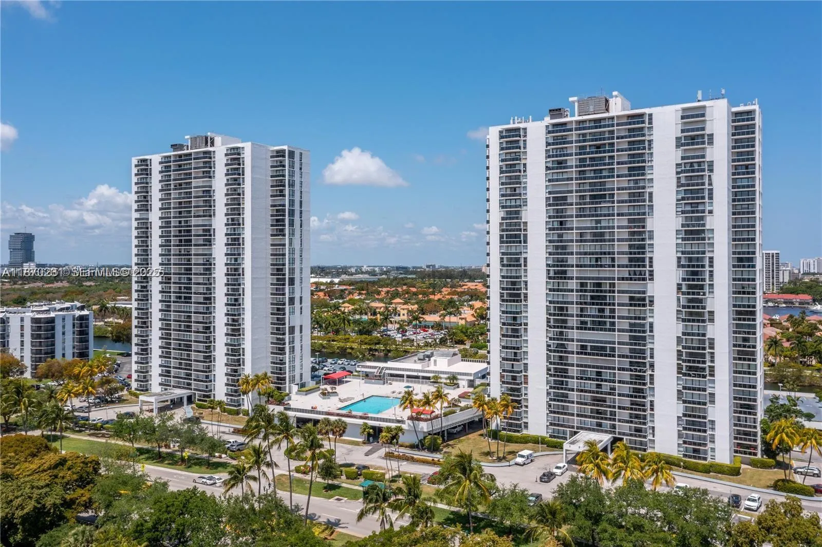 Foto de propiedad en 3675 N Country Club Drive 204, Aventura, FL 33180 Aventura con MLS# 