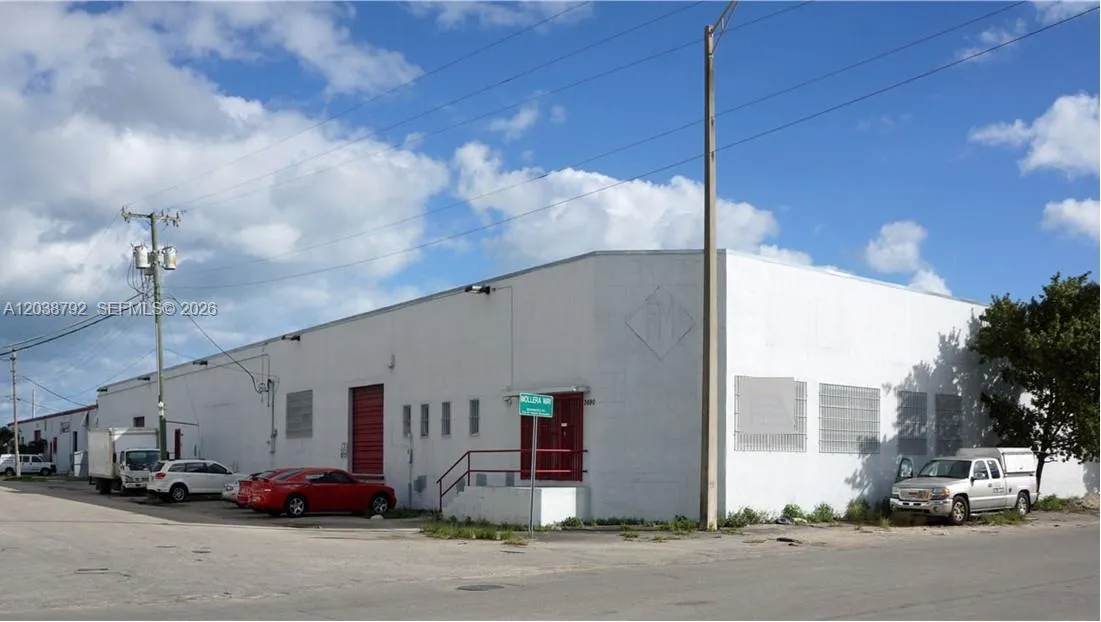 Foto de propiedad en 3690 NW 52nd Street, Hialeah, FL 33142 Hialeah con MLS# 