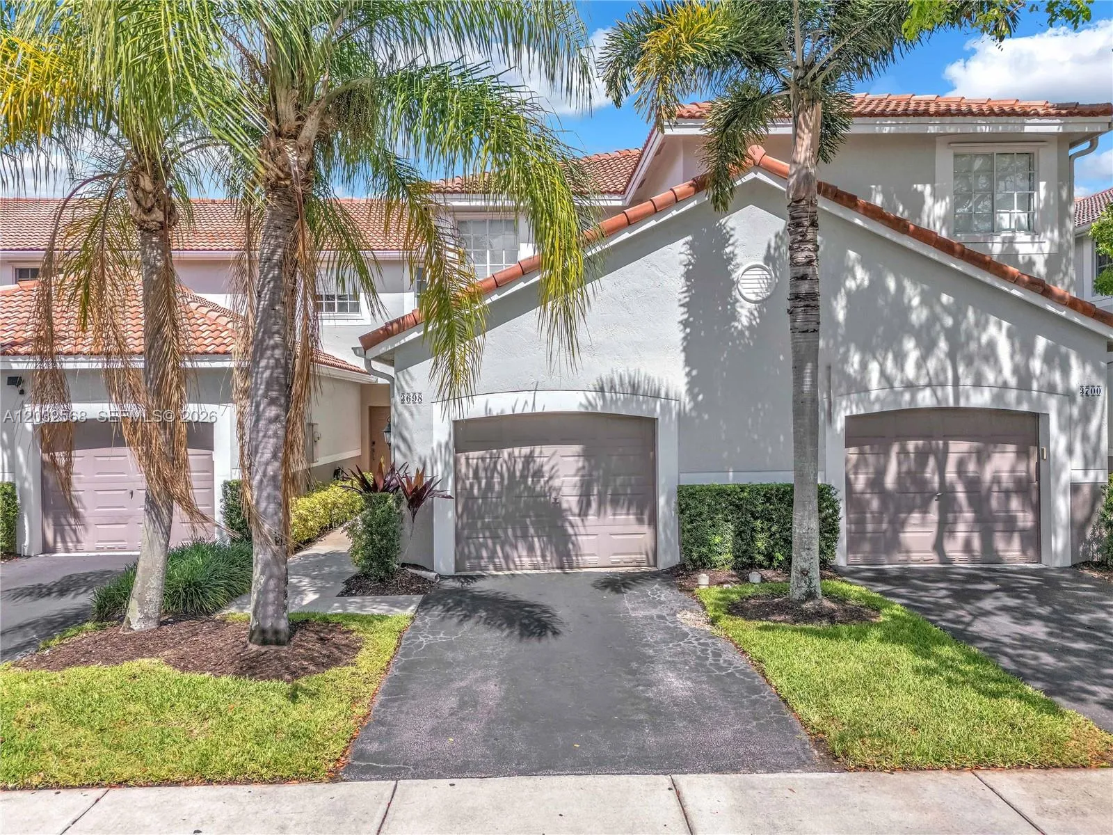 Foto de propiedad en 3698 San Simeon Circle, Weston, FL 33331 Weston con MLS# 