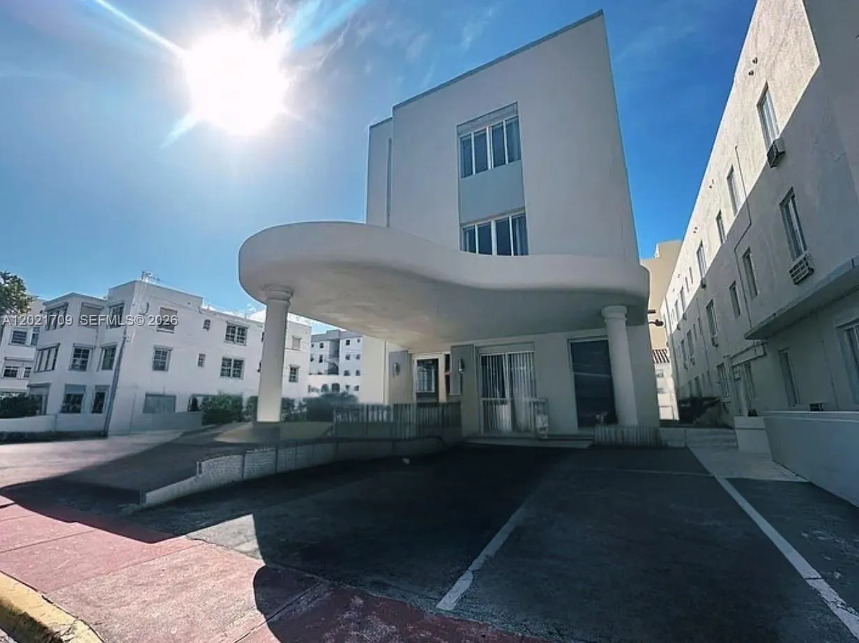 Foto de propiedad en 3700 Collins Avenue S-306, Miami Beach, FL 33140 Miami Beach con MLS# 