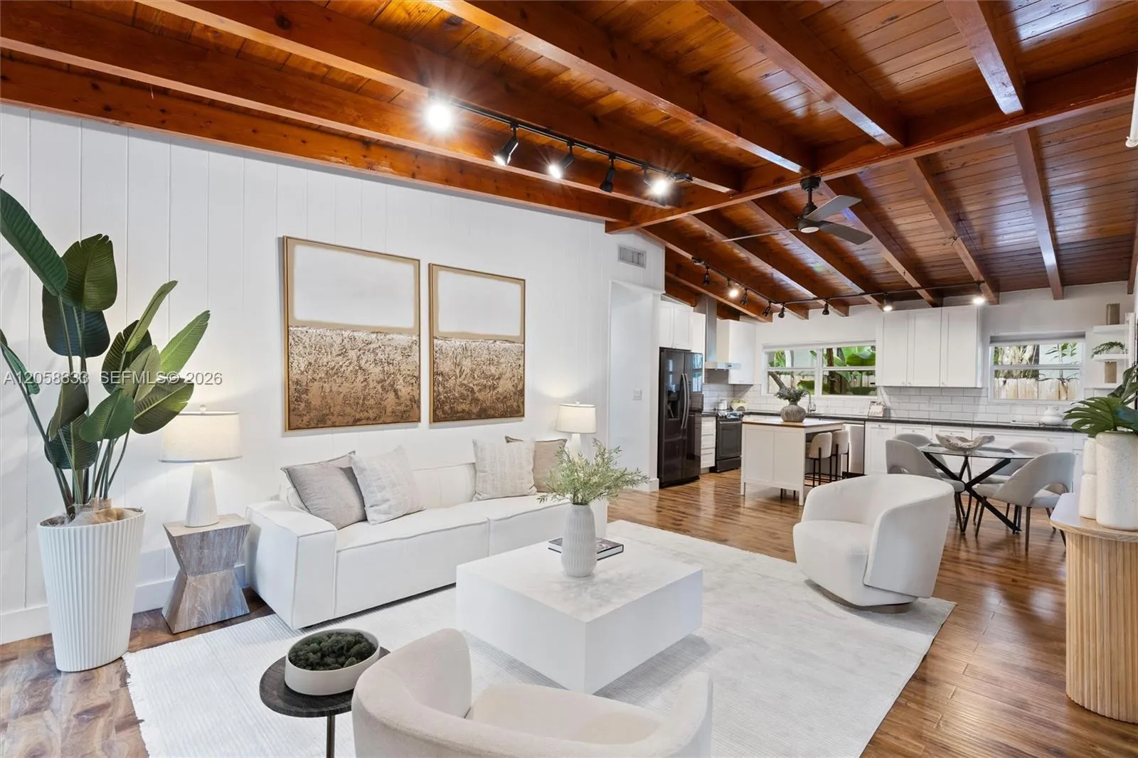 Foto de propiedad en 3700 Loquat Avenue, Miami, FL 33133 Miami con MLS# 