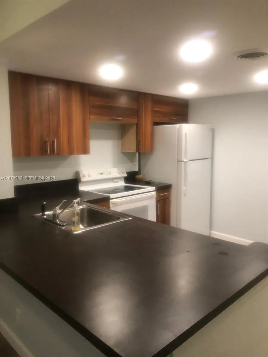 En Renta 3700 N Pine Island Road 202, Sunrise, FL 33351, Sunrise, FL 33351
