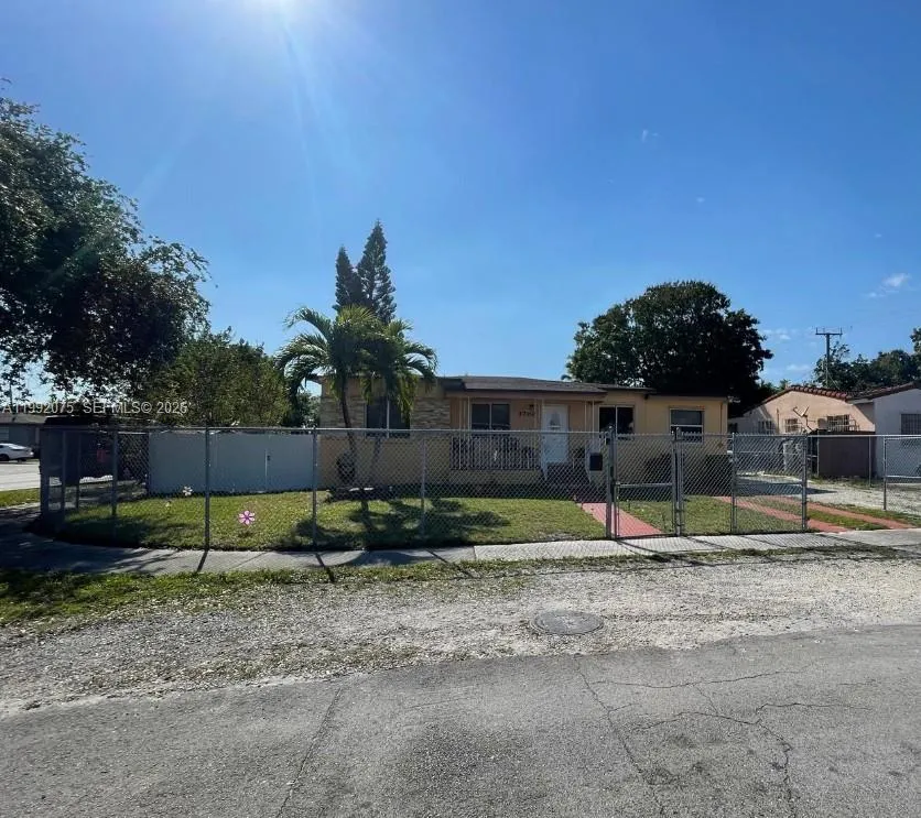 Foto de propiedad en 3700 W 6th Lane, Hialeah, FL 33012 Hialeah con MLS# 