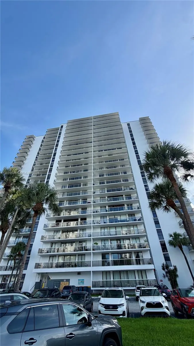 Foto de propiedad en 3701 N Country Club Drive 304, Aventura, FL 33180 Aventura con MLS# 