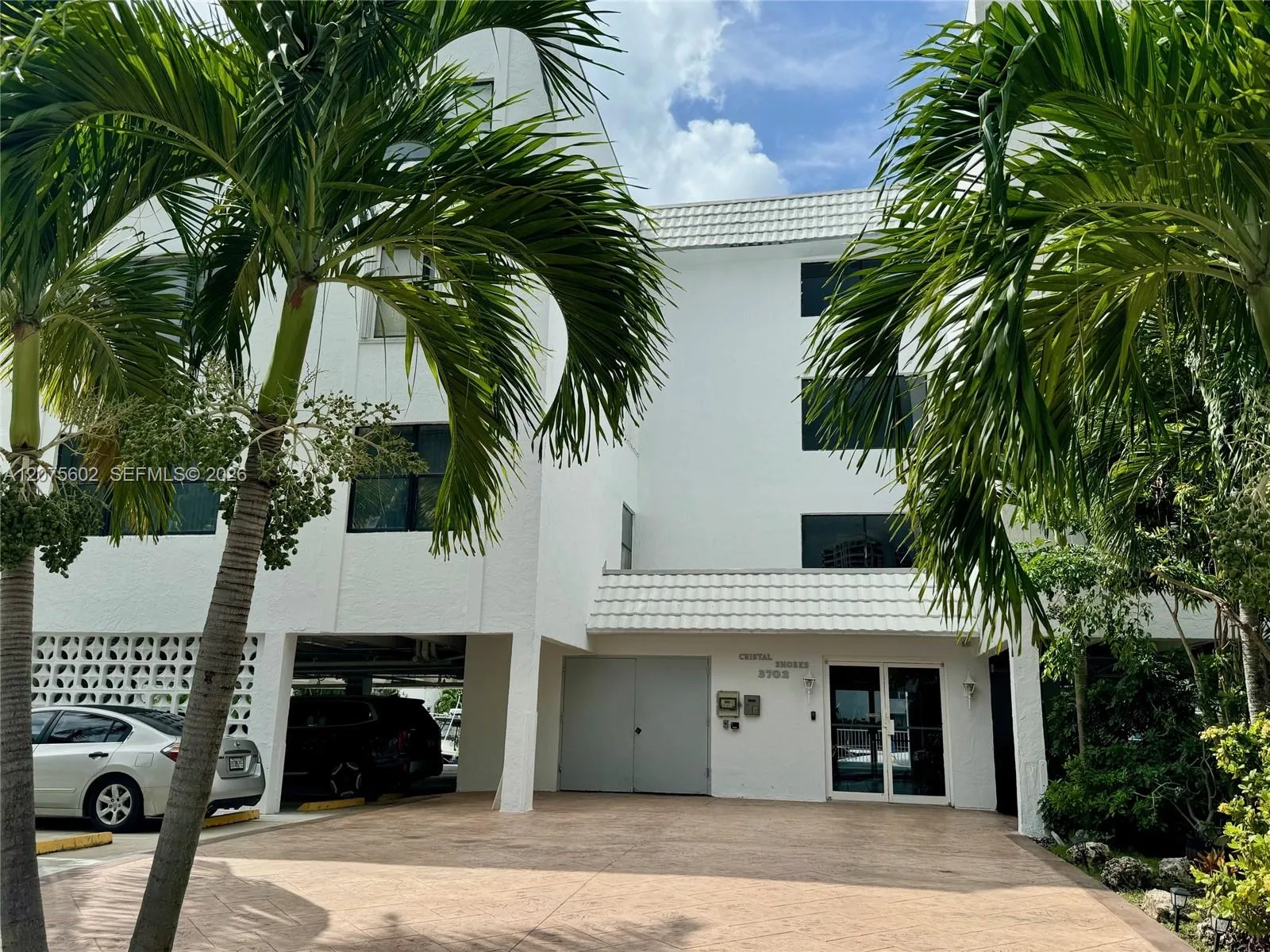 Foto de propiedad en 3702 NE 171st Street 15, North Miami Beach, FL 33160 North Miami Beach con MLS# 