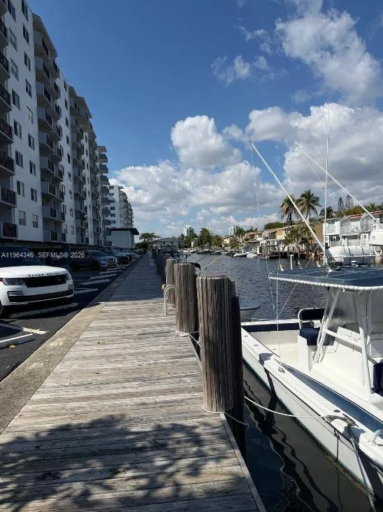 Foto de propiedad en 3703 NE 166th Street 301, North Miami Beach, FL 33160 North Miami Beach con MLS# 