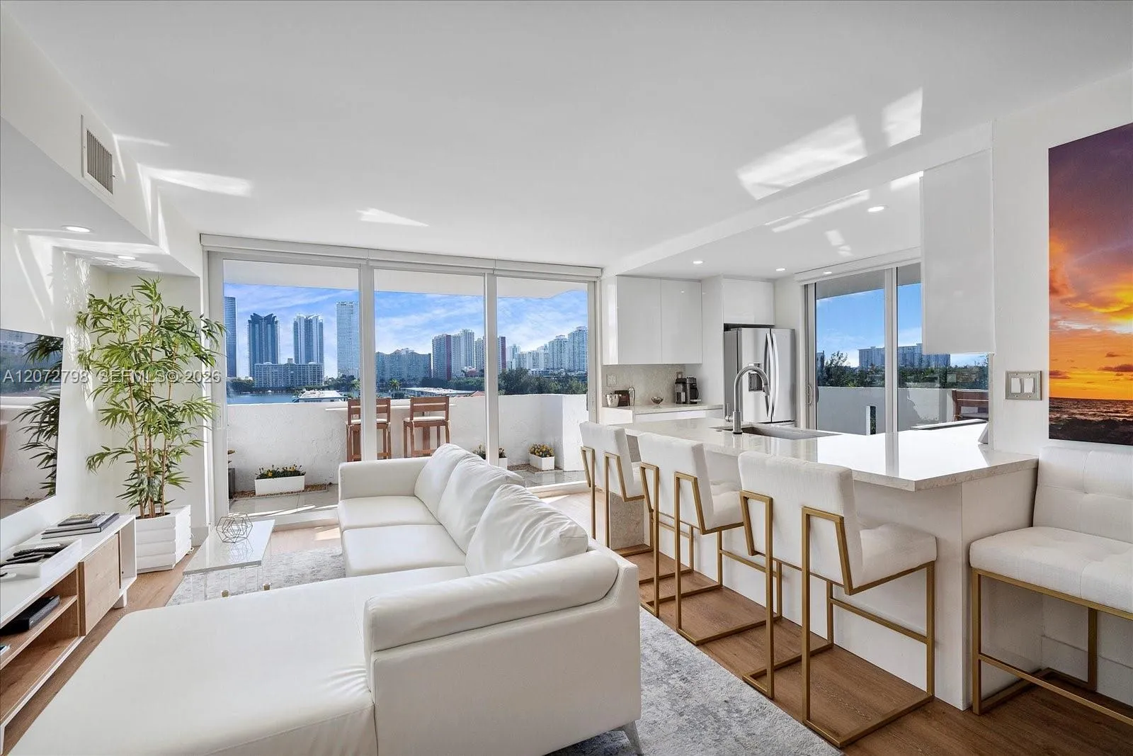 Foto de propiedad en 3703 NE 166th Street 701, North Miami Beach, FL 33160 North Miami Beach con MLS# 