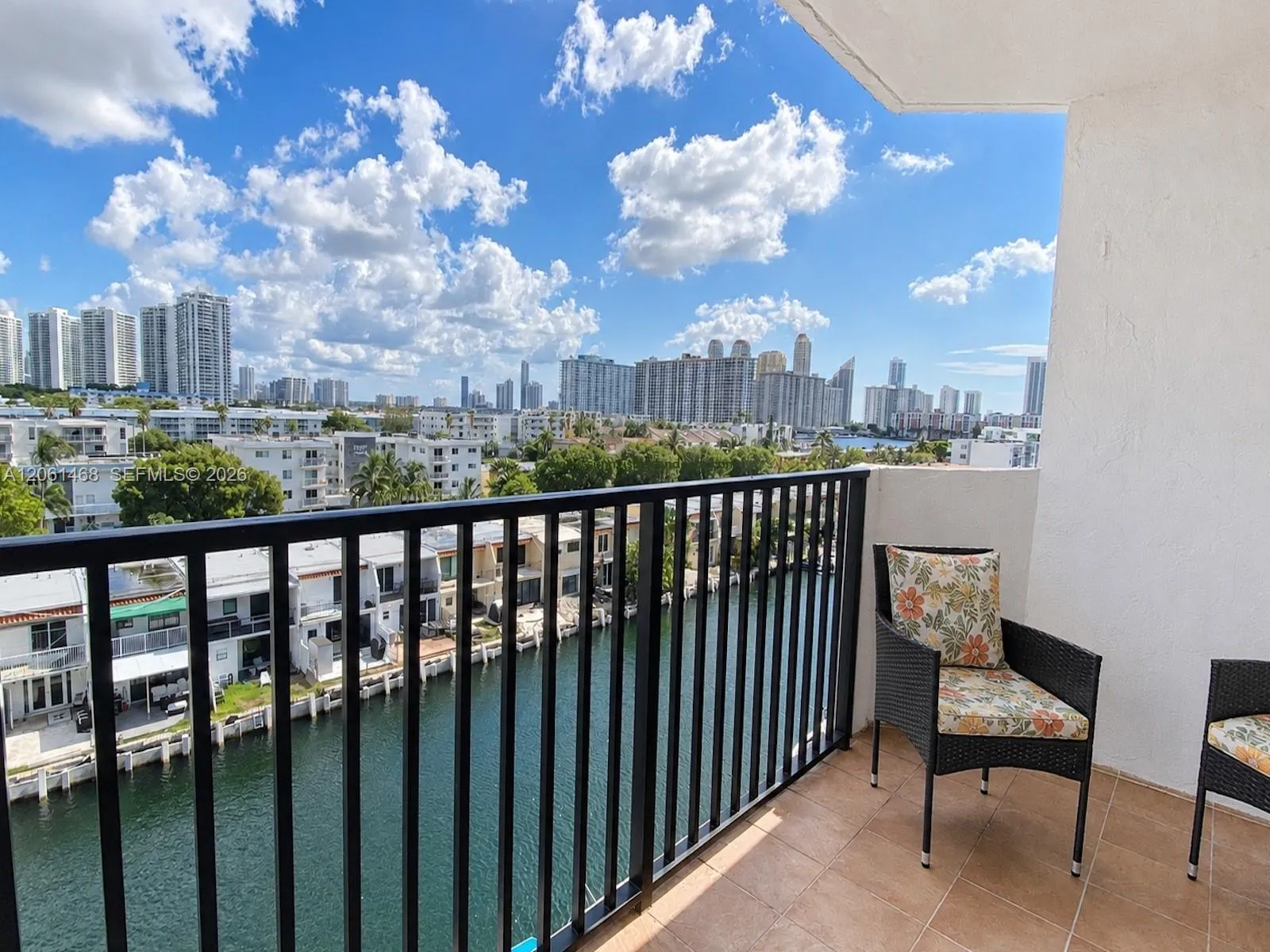 Foto de propiedad en 3703 NE 166th Street 704, North Miami Beach, FL 33160 North Miami Beach con MLS# 