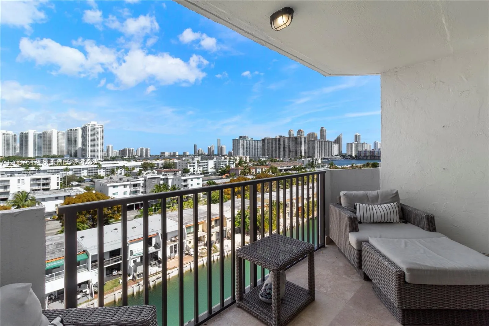 Foto de propiedad en 3703 NE 166th Street 904, North Miami Beach, FL 33160 North Miami Beach con MLS# 