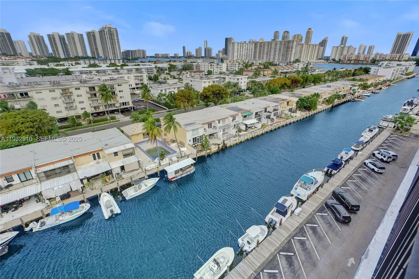 Foto de propiedad en 3703 NE 166th Street PH10, North Miami Beach, FL 33160 North Miami Beach con MLS# 