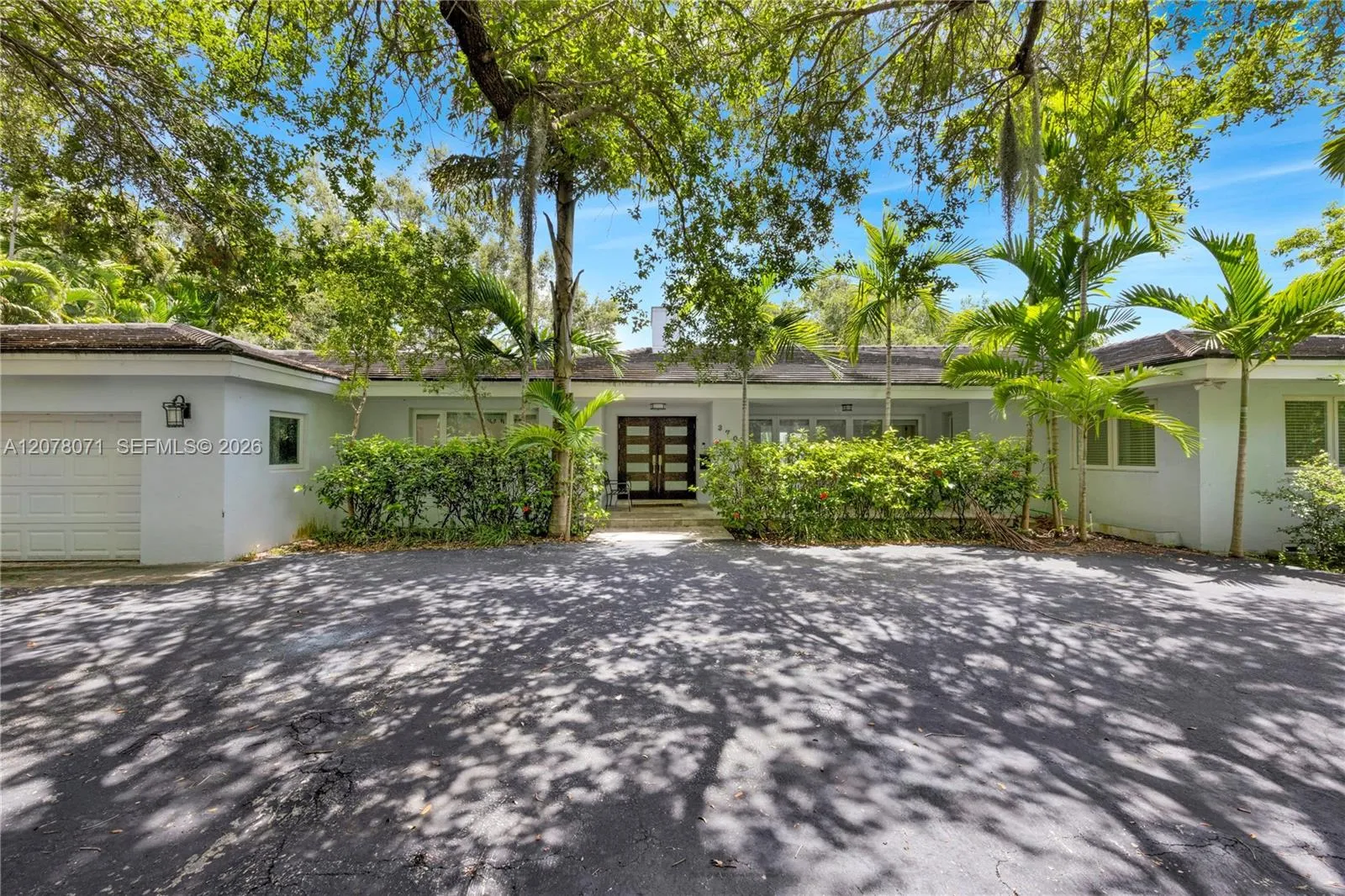 Foto de propiedad en 3709 Alhambra Court, Coral Gables, FL 33134 Coral Gables con MLS# 