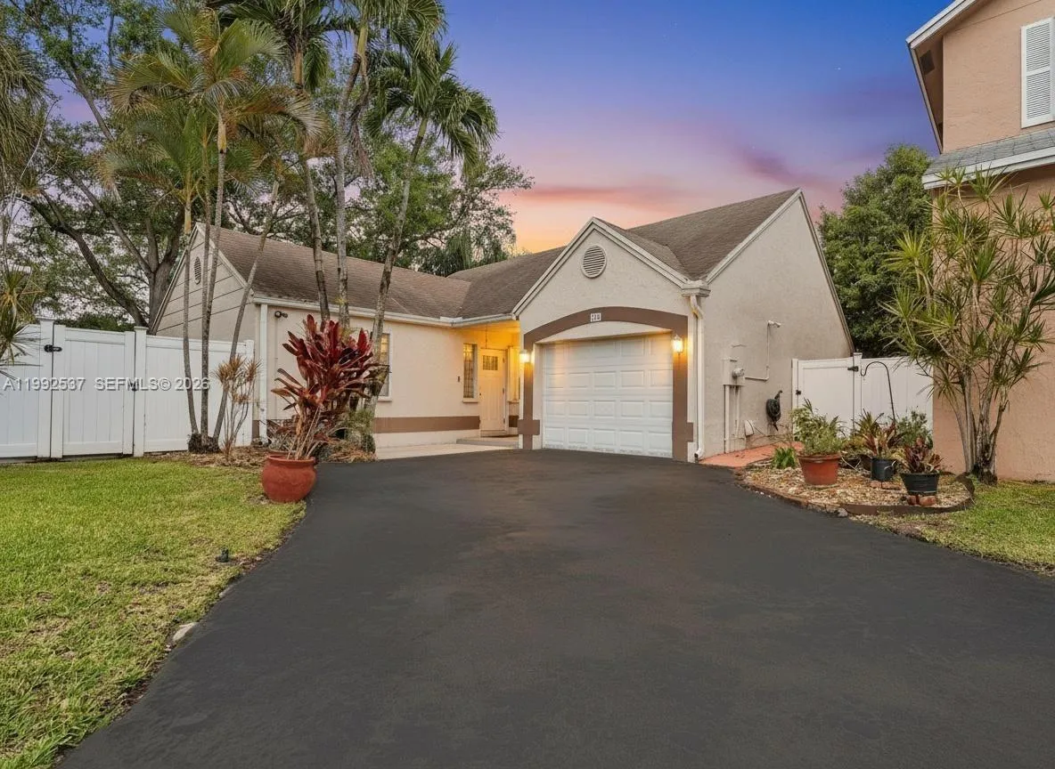 Foto de propiedad en 371 NW 101st Terrace, Pembroke Pines, FL 33026 Pembroke Pines con MLS# 