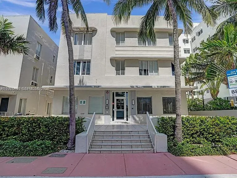Foto de propiedad en 3710 Collins Avenue N-310, Miami Beach, FL 33140 Miami Beach con MLS# 