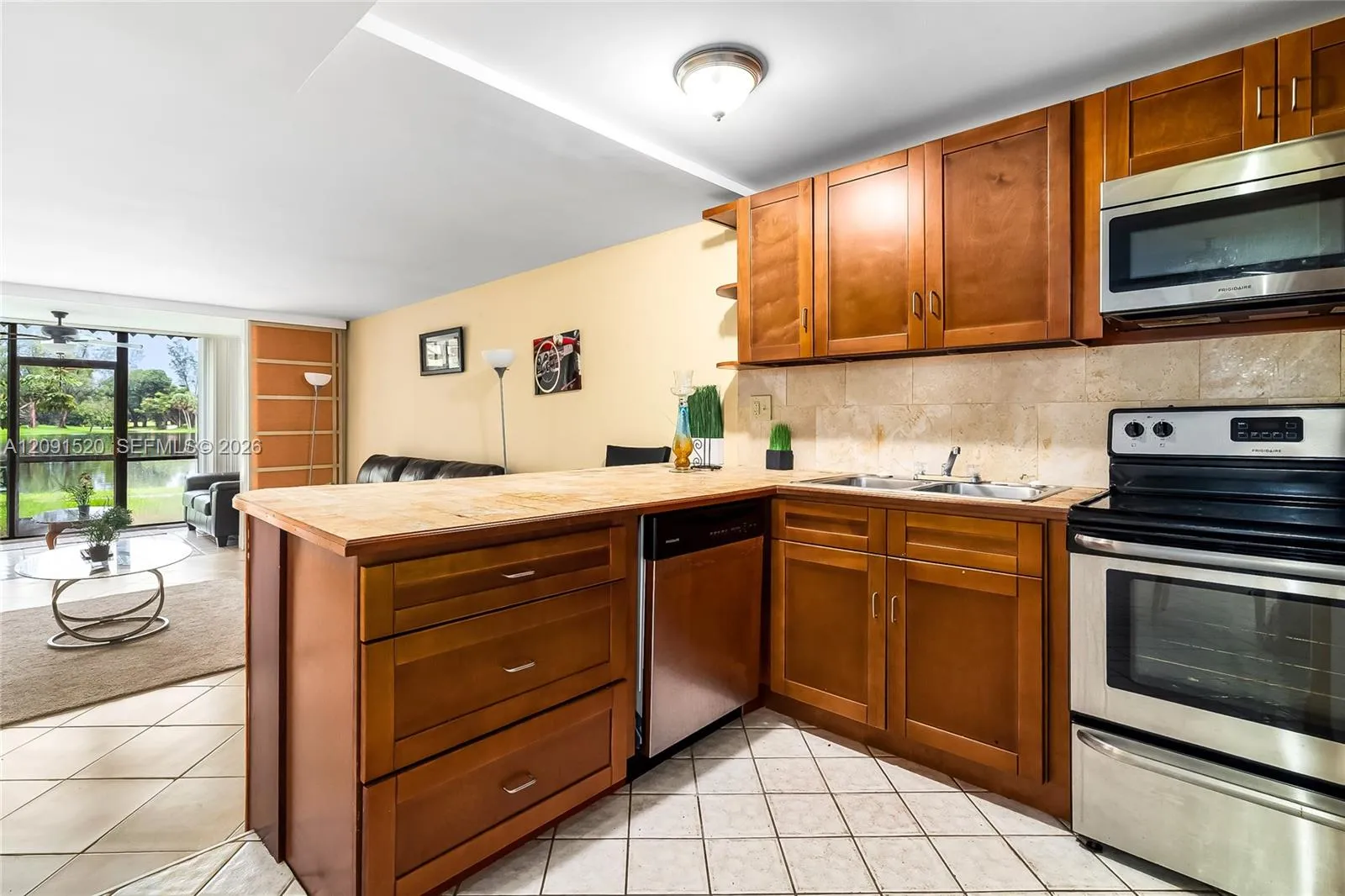 Foto de propiedad en 3710 Inverrary Drive 1D, Lauderhill, FL 33319 Lauderhill con MLS# 
