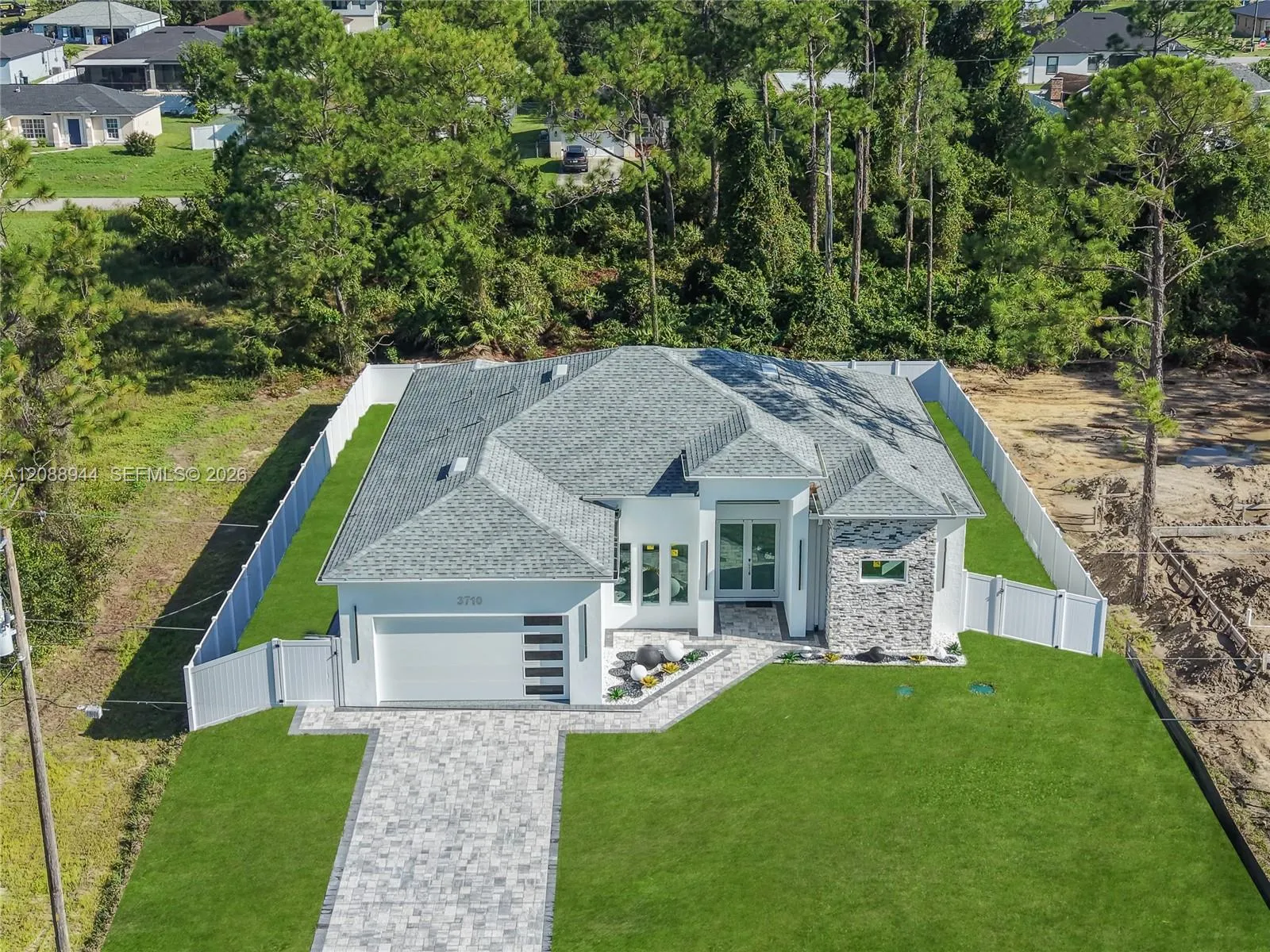 Foto de propiedad en 3710 SW 6th Street, Lehigh Acres, FL 33976 Lehigh Acres con MLS# 