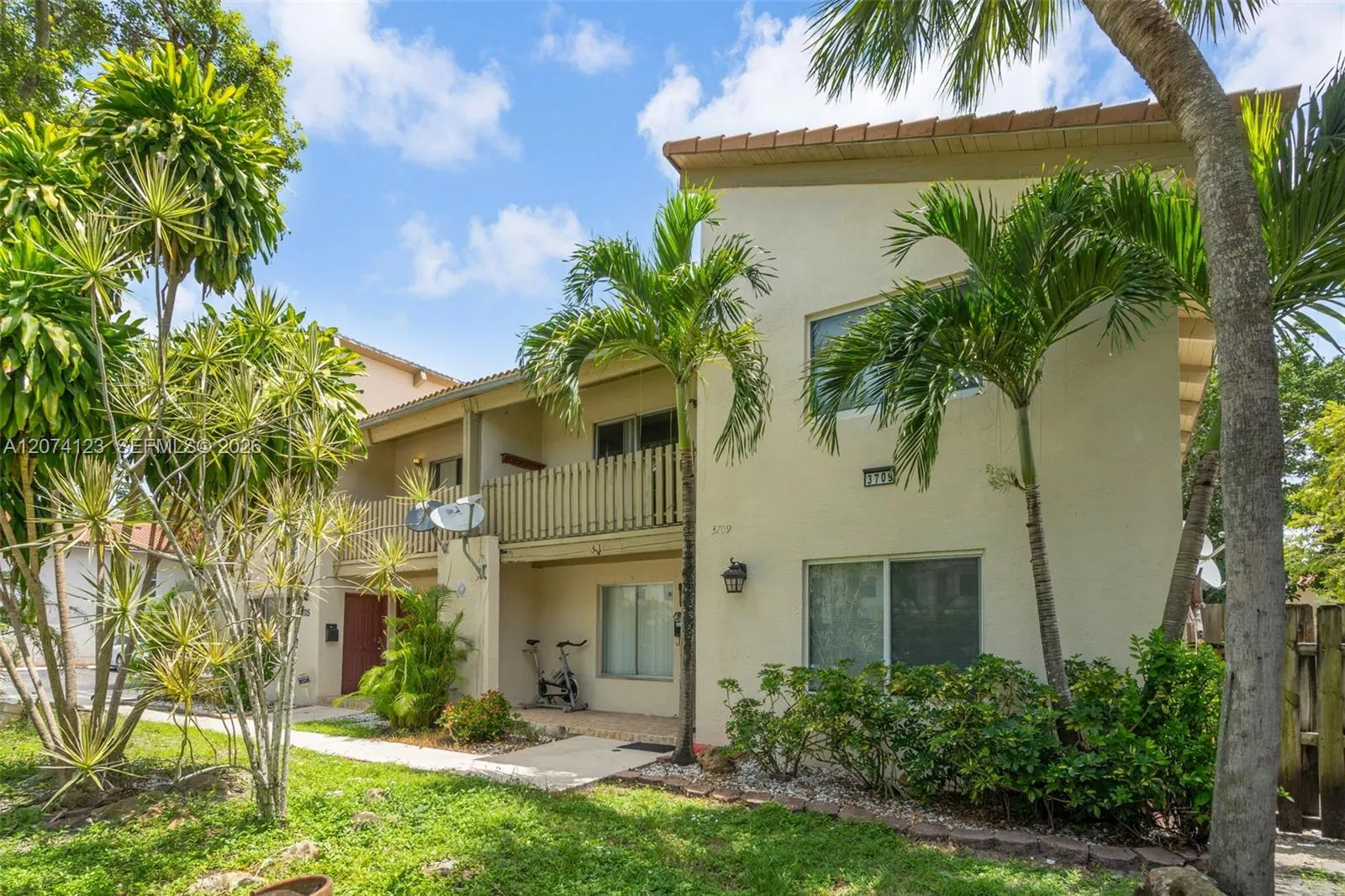 Foto de propiedad en 3711 Riverside Drive, Coral Springs, FL 33065 Coral Springs con MLS# 