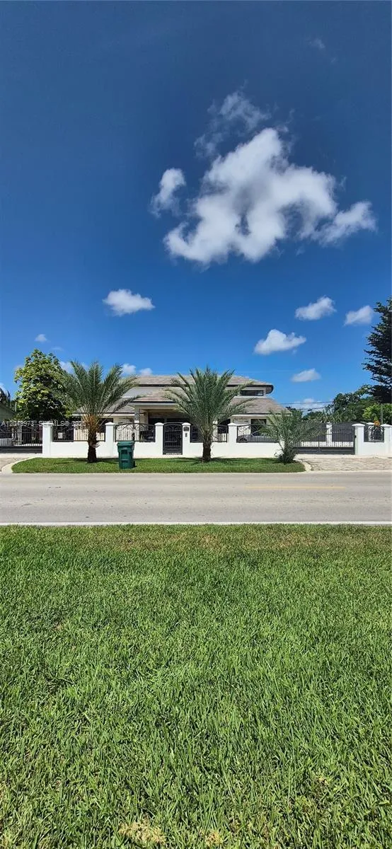 Foto de propiedad en 3711 SW 122nd Avenue, Miami, FL 33175 Miami con MLS# 