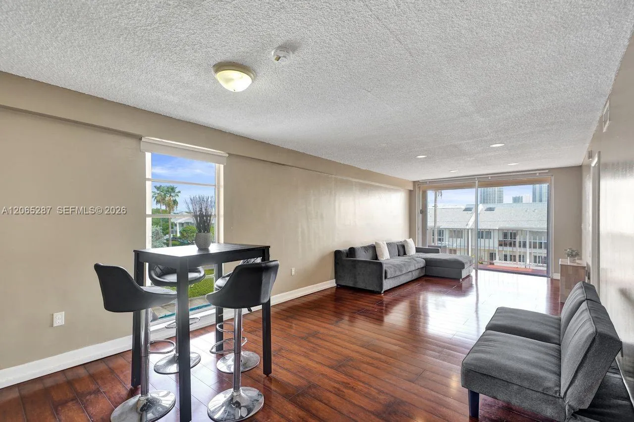 Foto de propiedad en 3716 NE 168th Street 301, North Miami Beach, FL 33160 North Miami Beach con MLS# 