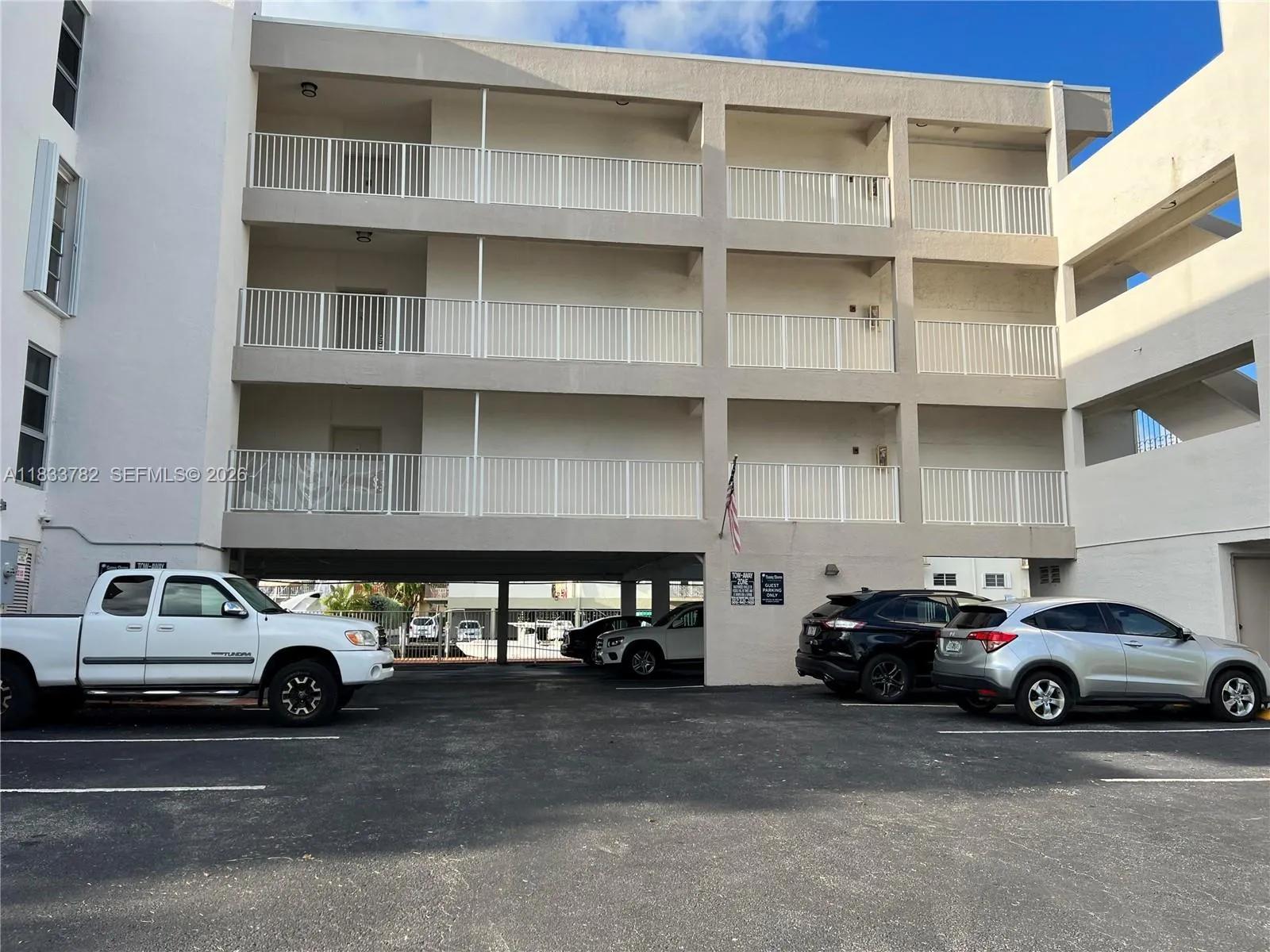 Foto de propiedad en 3716 NE 168th Street 303, North Miami Beach, FL 33160 North Miami Beach con MLS# 