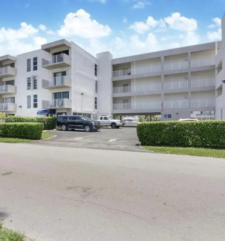 Foto de propiedad en 3716 NE 168th Street 303, North Miami Beach, FL 33160 North Miami Beach con MLS# 
