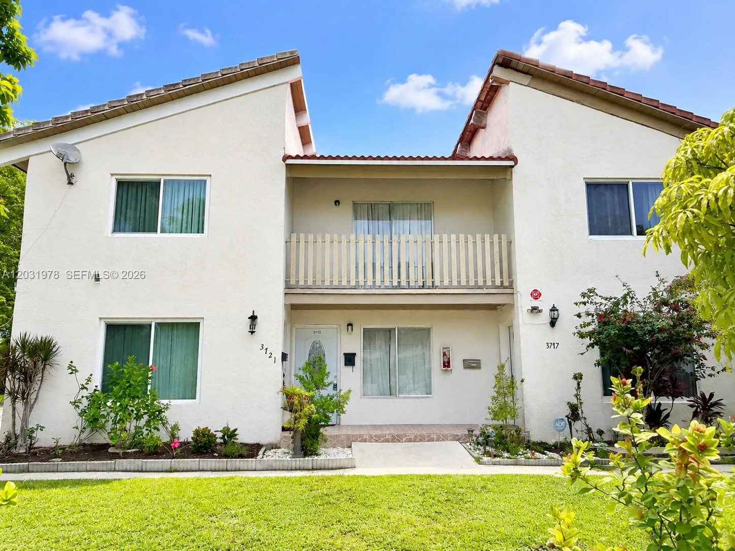 Foto de propiedad en 3719 Riverside Drive, Coral Springs, FL 33065 Coral Springs con MLS# 