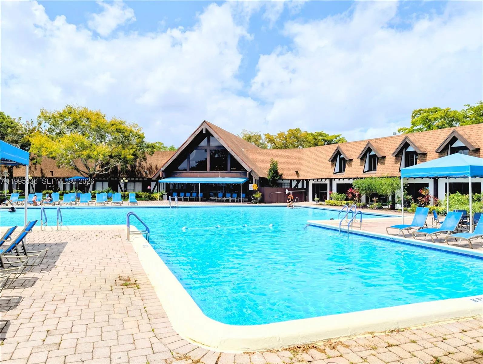 Foto de propiedad en 3720 Inverrary Drive 1J, Lauderhill, FL 33319 Lauderhill con MLS# 