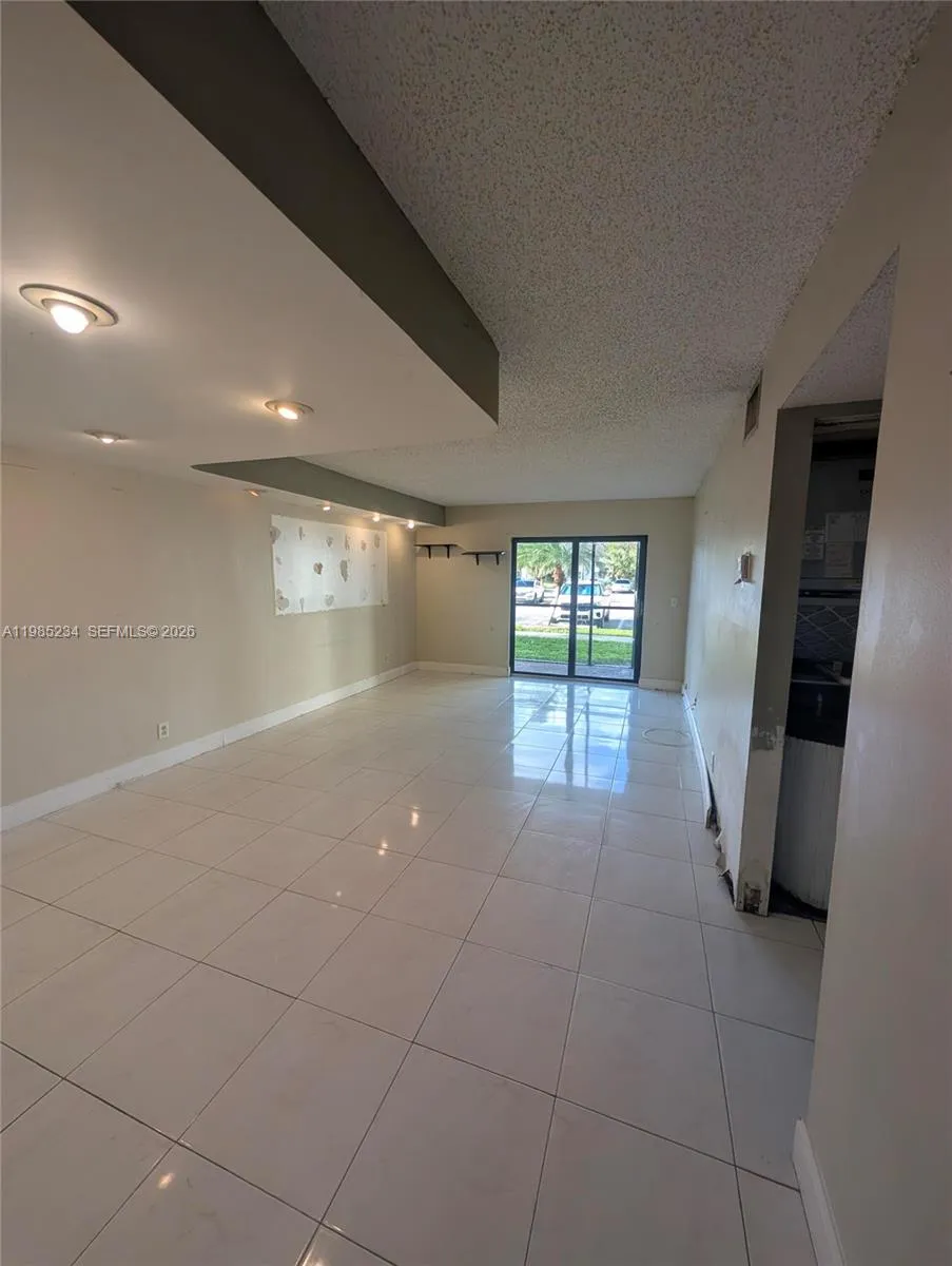 Foto de propiedad en 3720 N Pine Island Road 136, Sunrise, FL 33351 Sunrise con MLS# 
