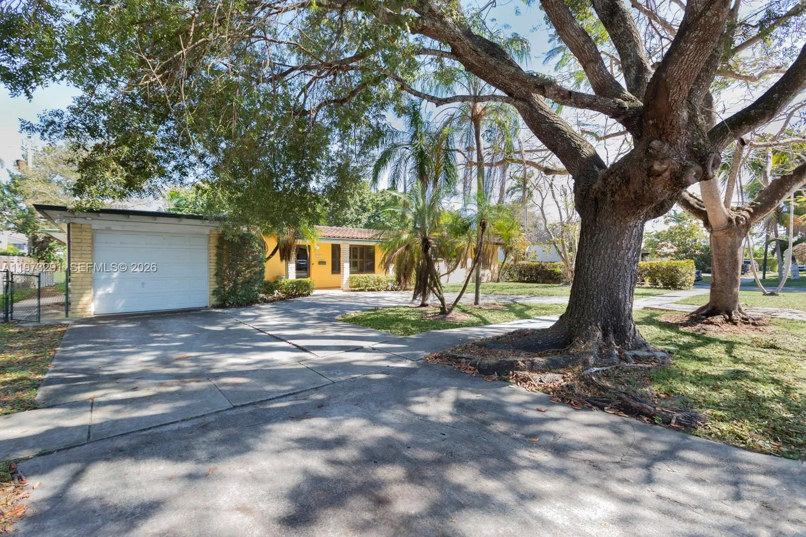 Foto de propiedad en 3721 SW 58th Avenue, Miami, FL 33155 Miami con MLS# 