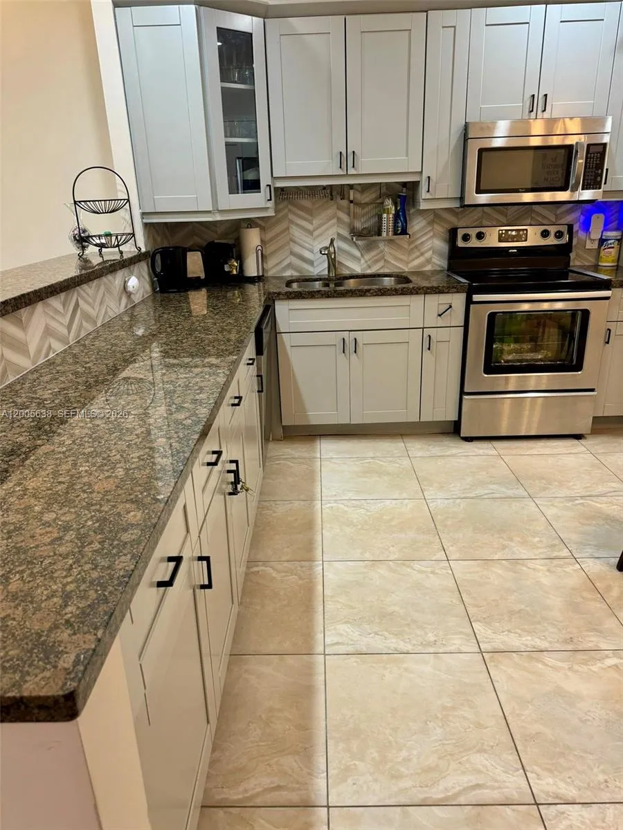 Foto de propiedad en 3725 S Ocean Drive L12, Hollywood, FL 33019 Hollywood con MLS#