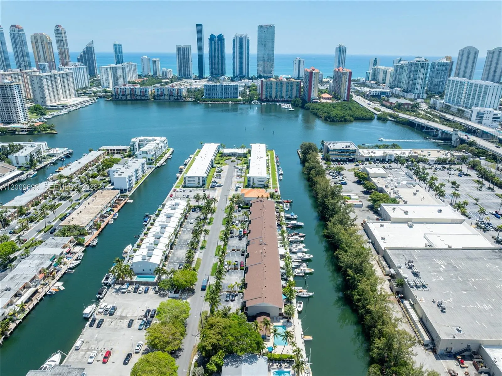 Foto de propiedad en 3726 NE 166th Street 116, North Miami Beach, FL 33160 North Miami Beach con MLS# 