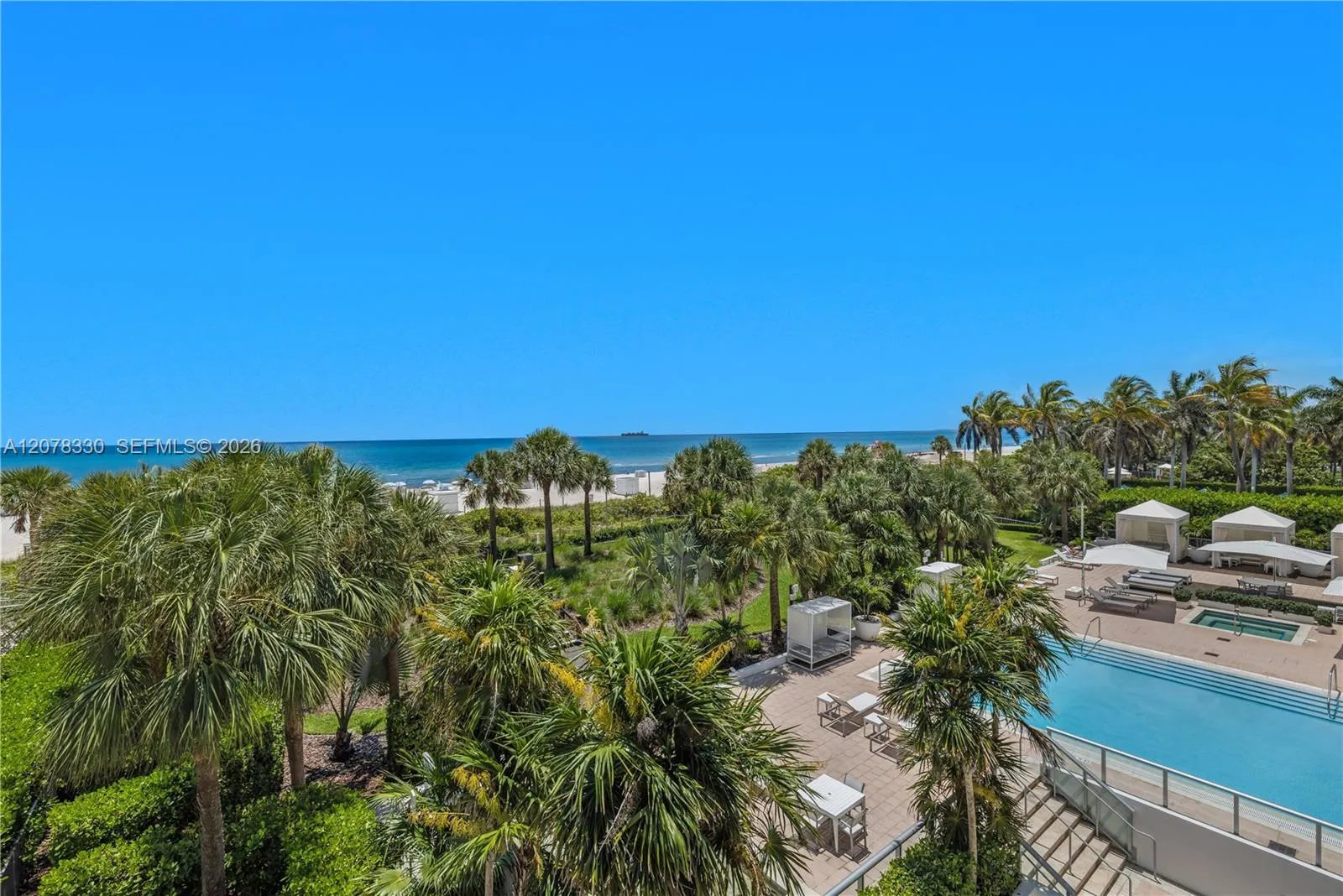 Foto de propiedad en 3739 Collins Avenue N-302, Miami Beach, FL 33140 Miami Beach con MLS# 
