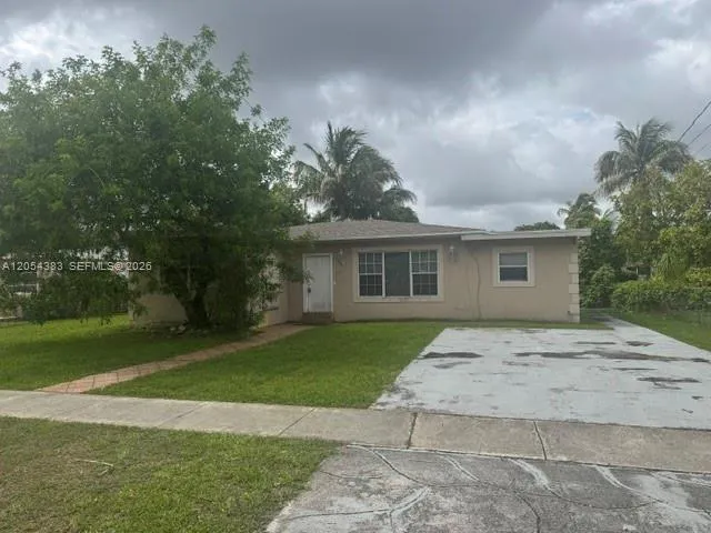 Foto de propiedad en 374 NE 171 Street, North Miami Beach, FL 33162 North Miami Beach con MLS# 