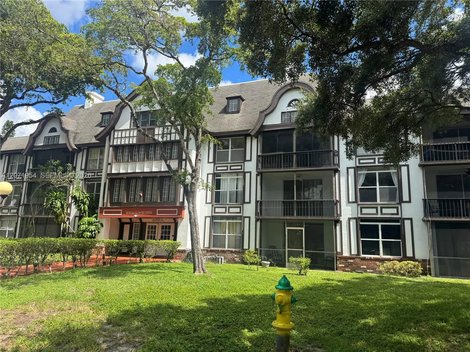Foto de propiedad en 3740 Inverrary Drive 2Q, Lauderhill, FL 33319 Lauderhill con MLS# 