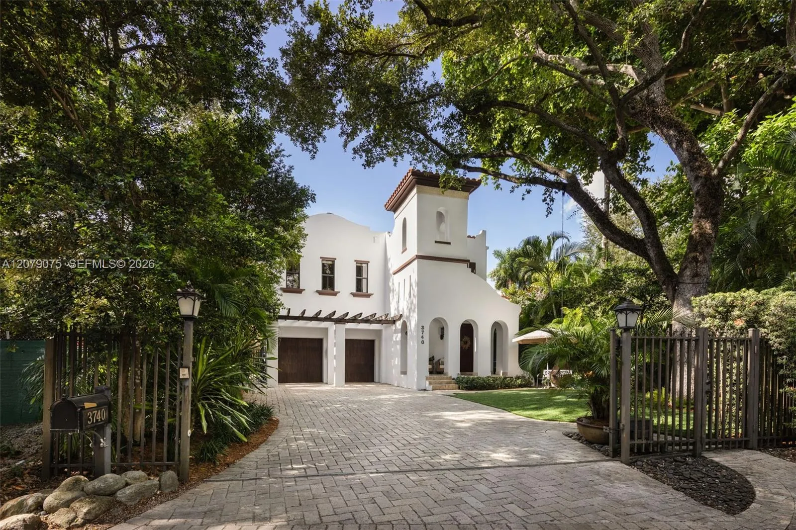 Foto de propiedad en 3740 Irvington Avenue, Coconut Grove, FL 33133 Coconut Grove con MLS# 