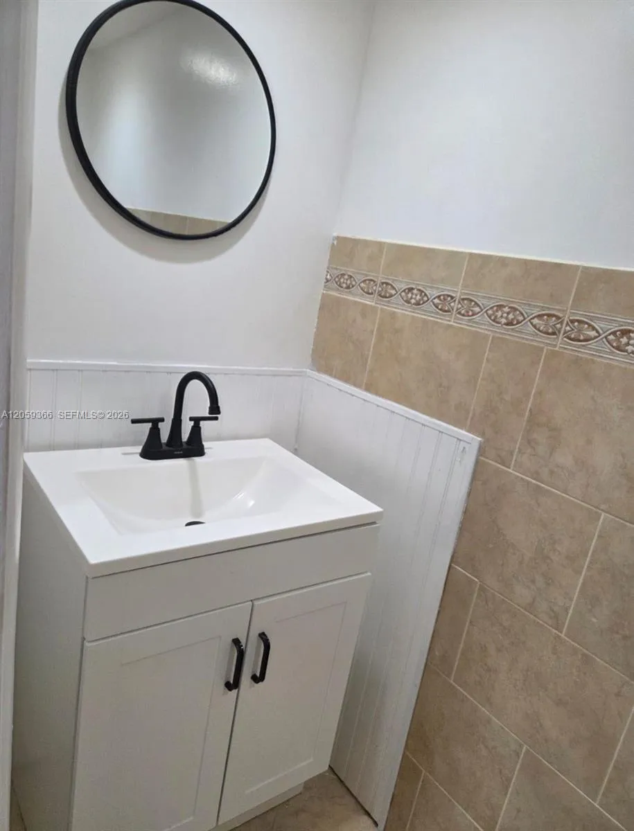 Foto de propiedad en 3750 Inverrary Drive 2B, Lauderhill, FL 33319 Lauderhill con MLS# 