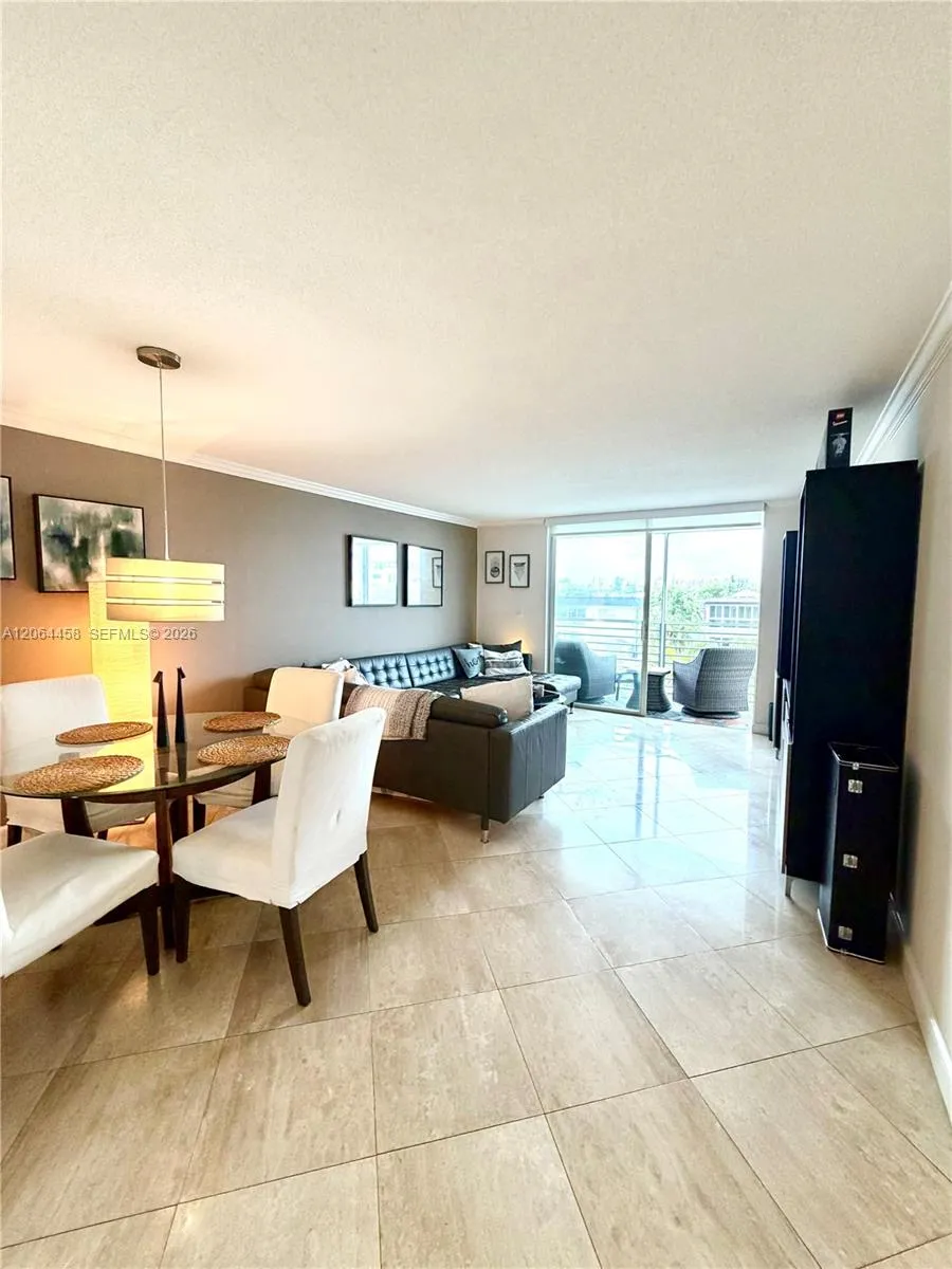 Foto de propiedad en 3750 NE 169th Street 311, North Miami Beach, FL 33160 North Miami Beach con MLS# 