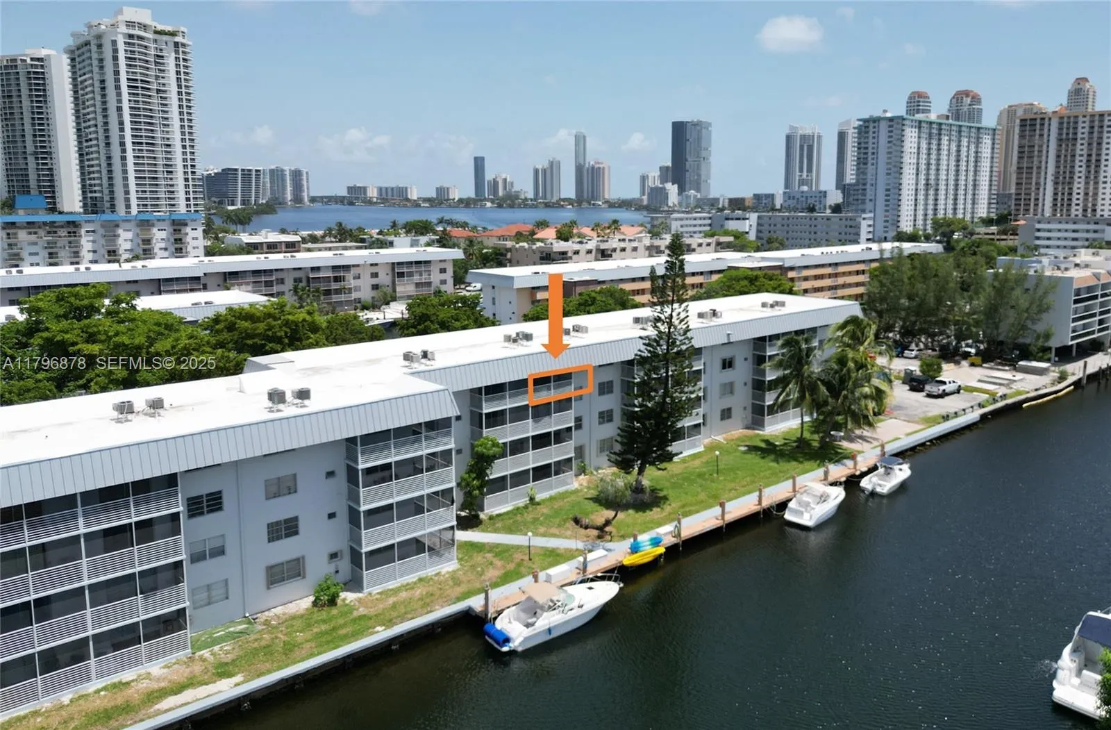 Foto de propiedad en 3750 NE 169th Street 408, North Miami Beach, FL 33160 North Miami Beach con MLS# 