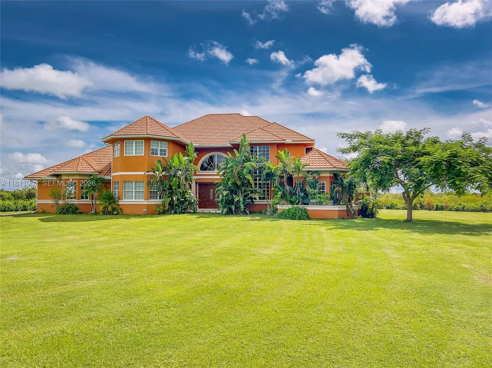 Foto de propiedad en 37511 Washington Loop Road, Punta Gorda, FL 33982 Punta Gorda con MLS# 