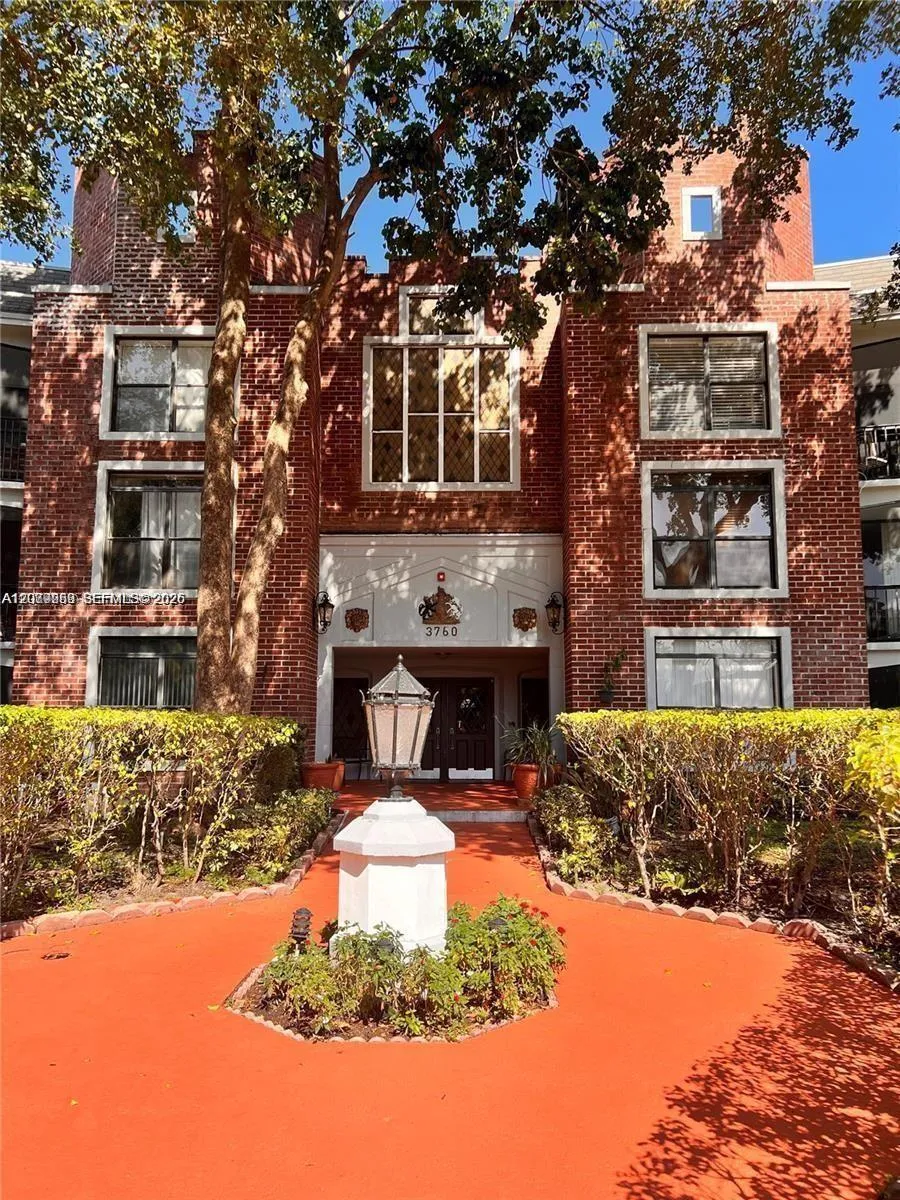 Foto de propiedad en 3760 Inverrary Drive 2R, Lauderhill, FL 33319 Lauderhill con MLS# 
