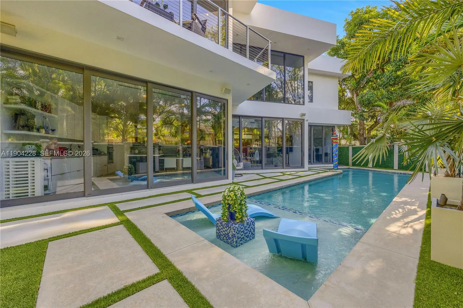 Foto de propiedad en 3764 Carmen Court, Miami, FL 33133 Miami con MLS# 
