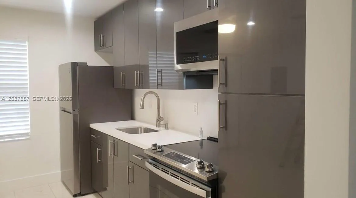 En Renta 3766 SW 27th Terrace upstairs, Miami, FL 33134, Miami, FL 33134