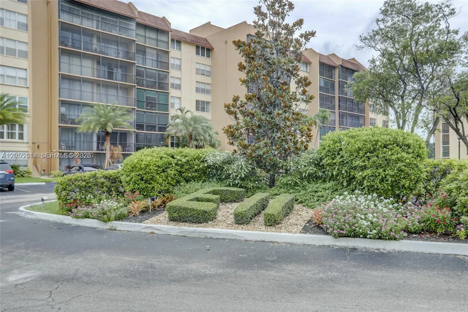 Foto de propiedad en 3771 Environ Boulevard 447, Lauderhill, FL 33319 Lauderhill con MLS# 