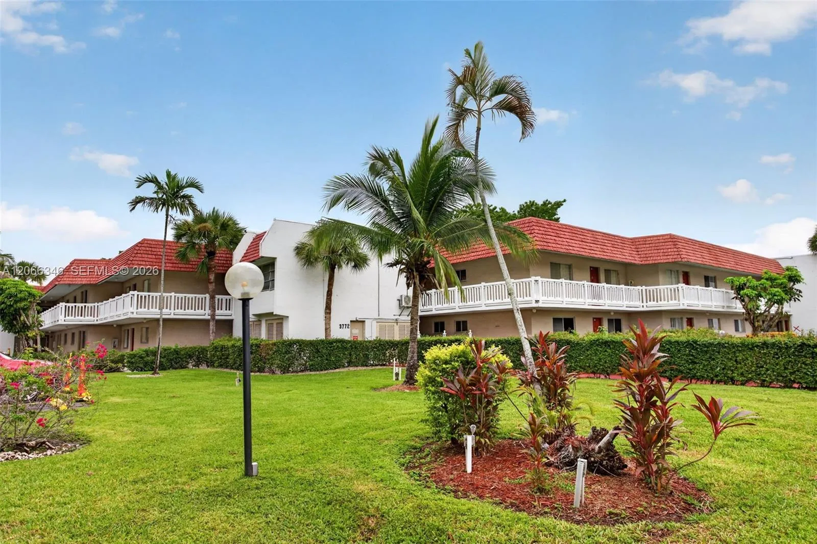 Foto de propiedad en 3772 Inverrary Boulevard 101, Lauderhill, FL 33319 Lauderhill con MLS# 